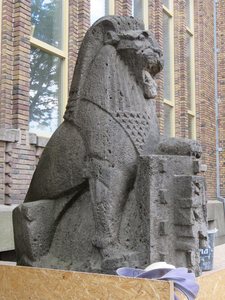 844062 Afbeelding van de natuurstenen leeuw rechts van de entree van het voormalige Hoofdpostkantoor (Neude 11) te ...